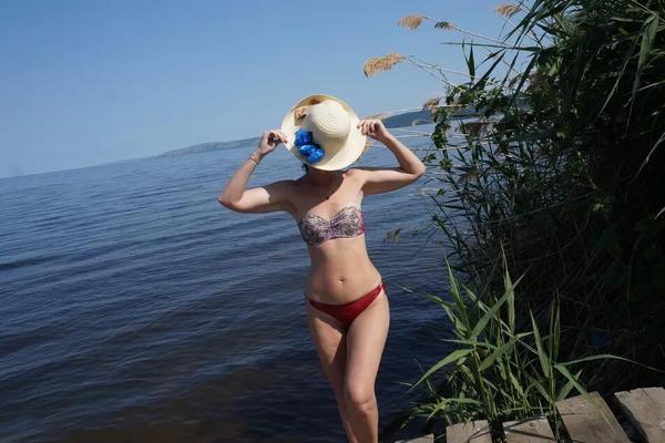20 Pics Legs play on a wooden platform