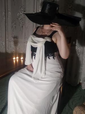 Wir haben versucht, ein Cosplay für Lady Dimitrescu zu machen