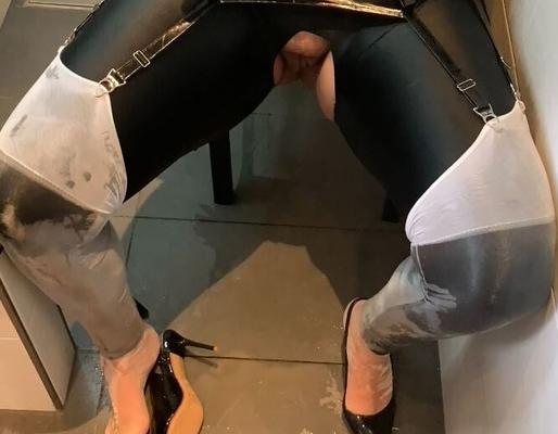 黒と白の放尿とフェラ