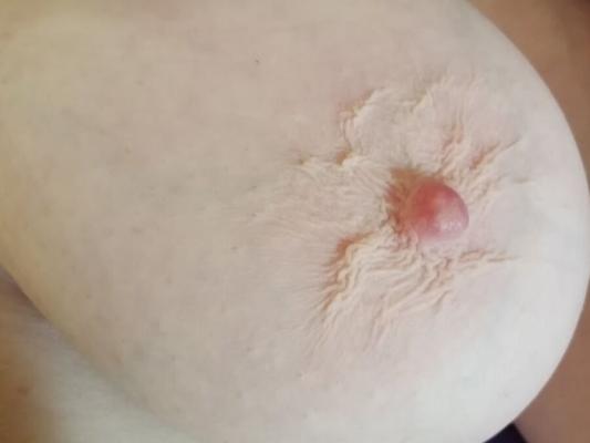 私の勃起した乳首