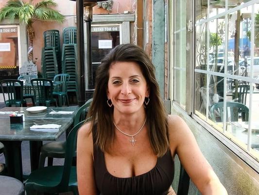 セクシーな古い成熟した熟女の大きなおっぱいの巨大な女が露出