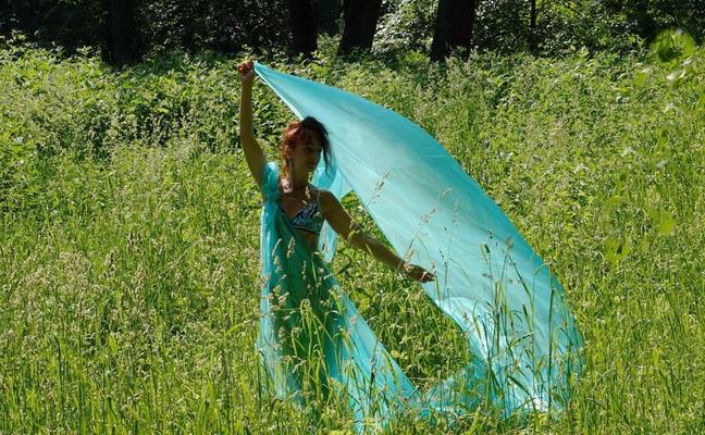 Game with a green cloth in the wind