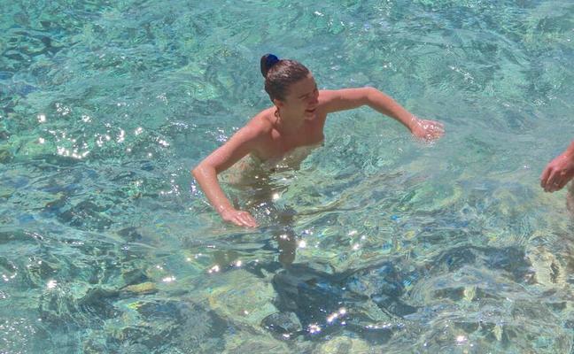 ギリシャのカッコールド女イリーナ - 海での公開セックス