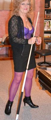 Jouer au billard en bustier violet
