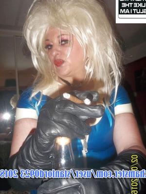 SMOKING SLUT IN RUBBER