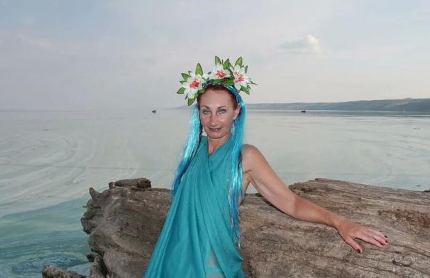 Turqouuse outfil and Volga-river