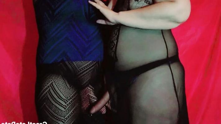 彼女の巨根が彼を勃起させる - 手コキとストラップオンプレイ