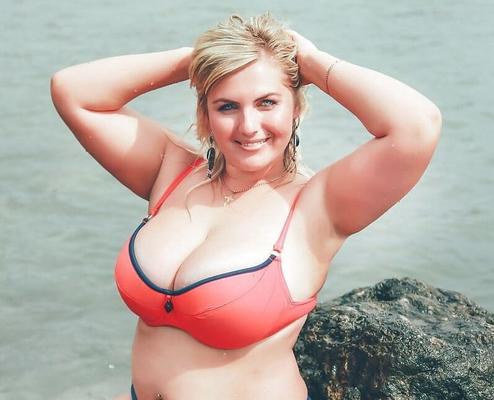 Gros seins en haut de bikini