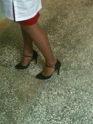 Baiser et jouir sur les talons de sa petite amie