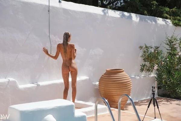Alissa Foxy: Lounging By The Pool