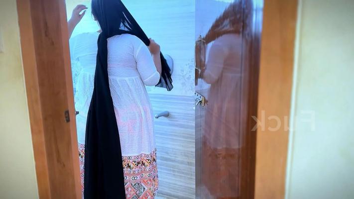 Я трахаю свою сводную сестру из Саудовской Аравии, когда она показывается в ванной - 7 фото