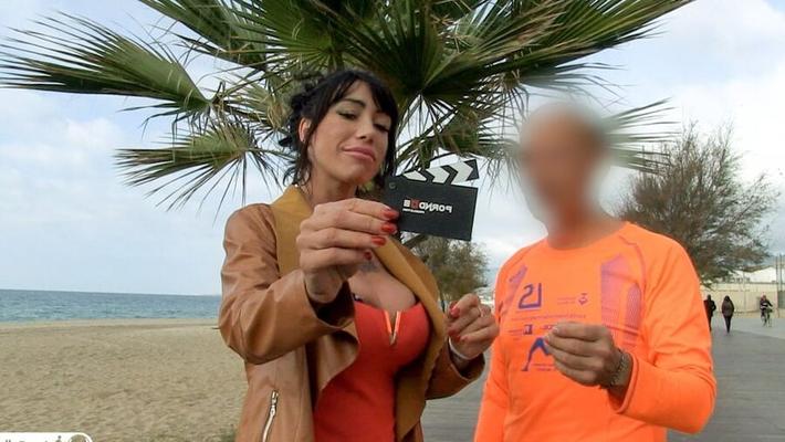 巨乳のスペイン人熟女が通りから来たランダムな男とセックス
