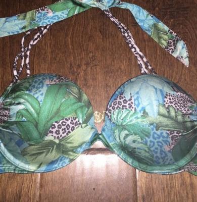 Big Tits Girl And MILF Selling Her Bombshell Bras