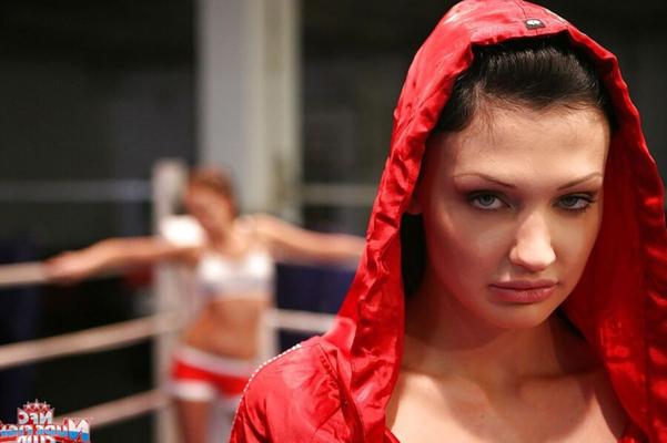 Антония Эротическая галерея трахает пальцами мокрую киску, лижет пальцы