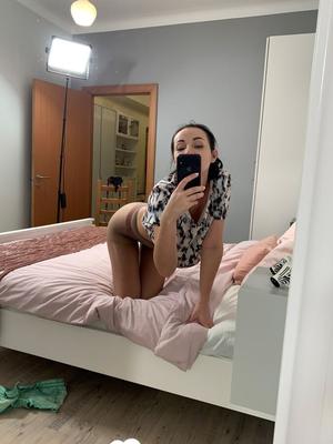 自分の部屋で自撮りをするホットな先生