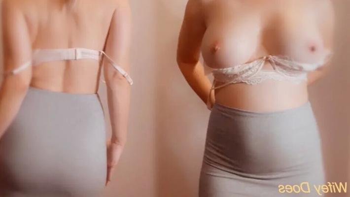 妻が仕事後に熱いランジェリーを脱いで彼女を見せている写真10枚