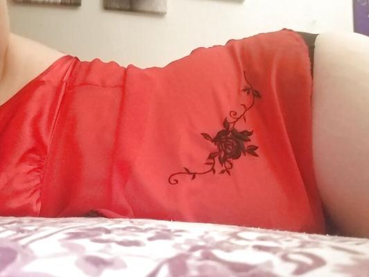 Lingerie vermelha, peitos grandes e um plug anal....