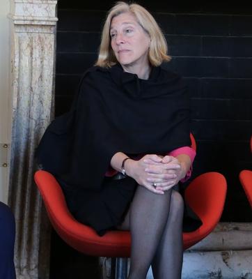 GILF d'affaires à longues jambes en collants noirs