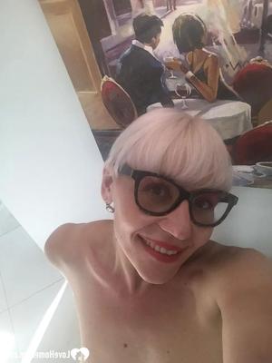 MILF with sunglasses reveals her hot figure - 18 Pics