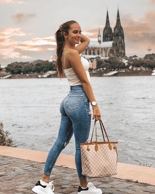 INSTA BABE AMELIE