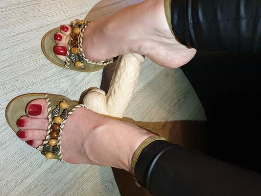 RED NAIlS wife's feet and heels - 12 Pics