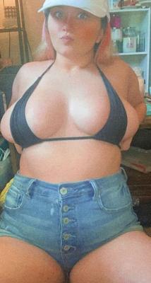 Seins énormes à peine ajustés en bikini serré