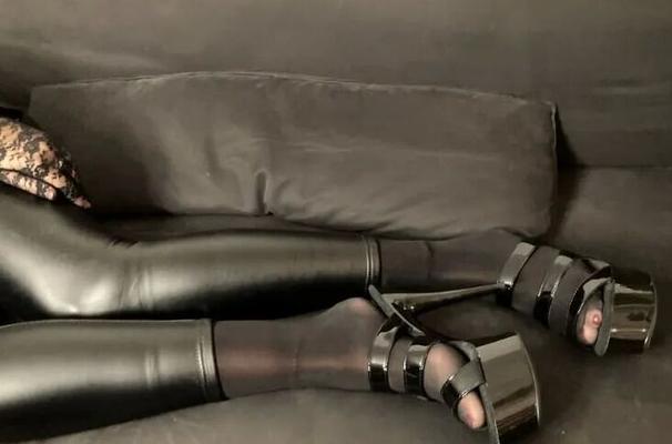 Leggings Wetlook, Pés de Nylon e Mules de Salto Alto