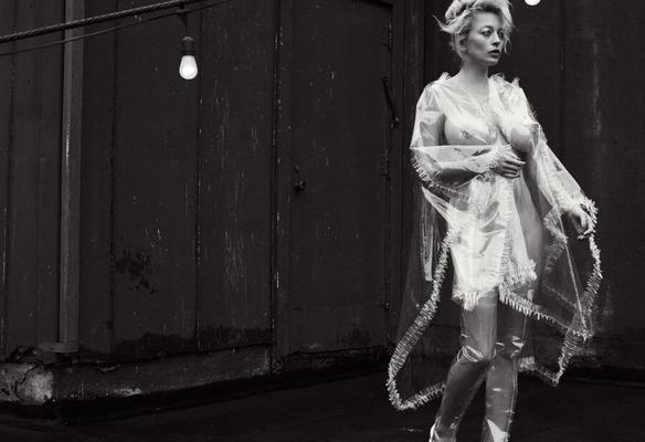 Busty Caroline Vreeland