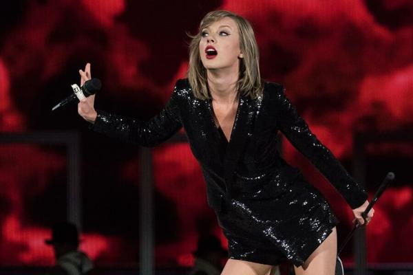 Taylor - Sexy on Stage