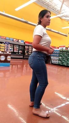 Milf riquisima con unas mega nalgotas de compras en walmart