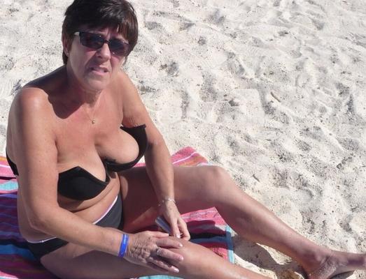 Big Boobed Amador GILF piscando e tomando banho de sol