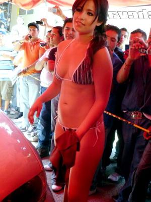 Edecan en bikini