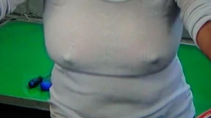 服の上から乳首。