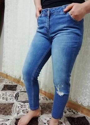 Jolies femmes turques en vêtements s'exhibant