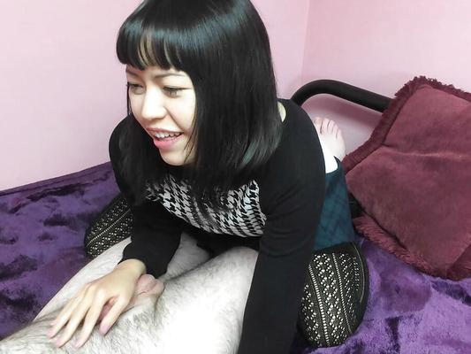 日本人の妻ユカがペニスをしゃぶっている