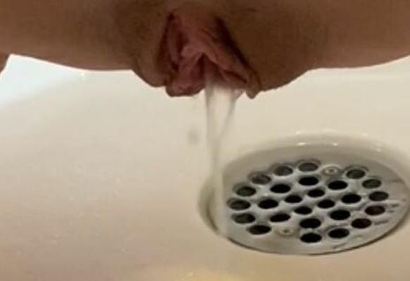 彼女のおしっこを見てください