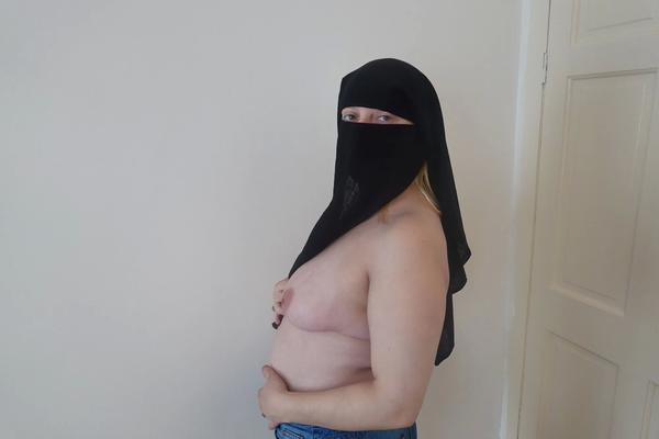 Wearing Shorts and pantyhose in Niqab - 34 Pics