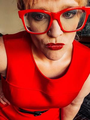 Robe rouge et talons sur votre BBW préférée