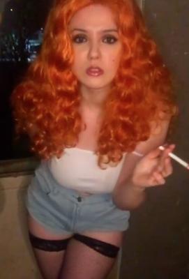 Beauté rousse qui fume