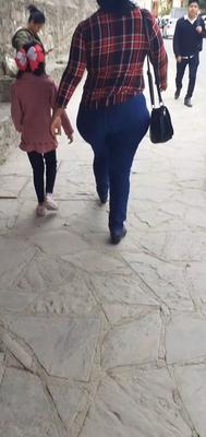 Culona caminando