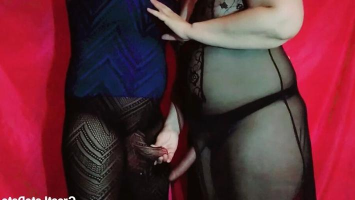 Sa grosse bite le rend dur - Branlette et sangle sur le jeu
