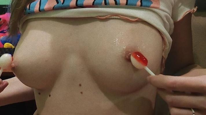 FILLE CHAUDE SUCE UNE SUCETTE ! 