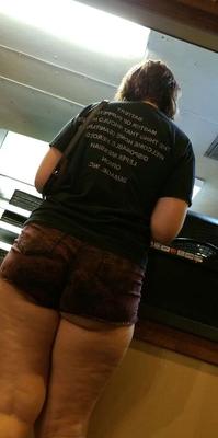 セクシーなぽっちゃり女の子の大きな脚