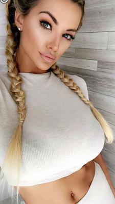 Lindsey Pelas