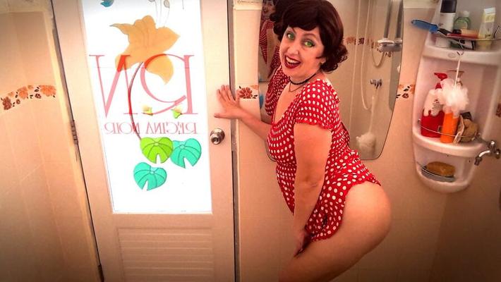 Pin-up n'a pas de culotte devant le miroir Retro Vintage N