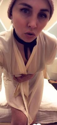 Short-haired babe looks absolutely fantastic while naked