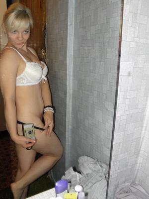 Bombasse blonde excitée révèle ses seins naturels