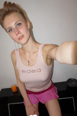 J'aime cuisiner pendant que je suis nue