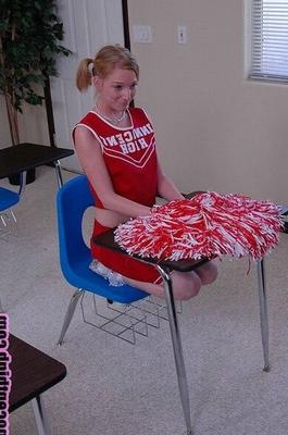 La sexy rubia Sammie chupa una polla