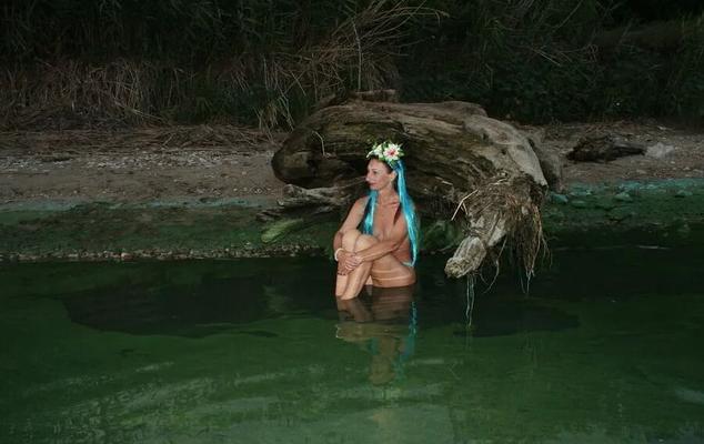 In the evening On the river with a turquoise shawl